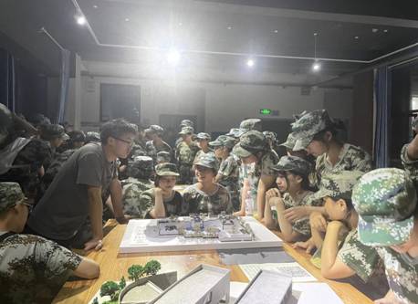 人们在看台上的人在房间里 低可信度描述已自动生成