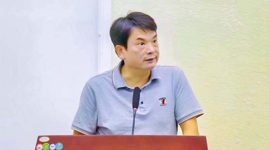 党委书记彭建国宣布员工干部名单